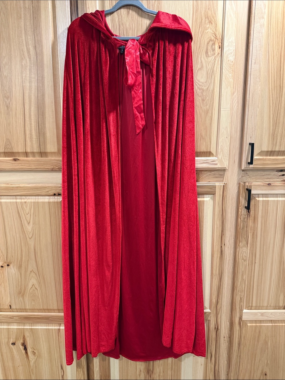 Trickz N’ Treatz Women’s Size M Halloween Vampire Red Hooded Velvet Maxi Cape